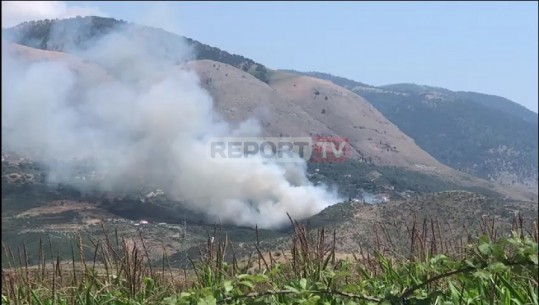Zjarr në Sarandë, shtëllungat e tymit 'pushtojnë' malet e pyjet e zonës (VIDEO)