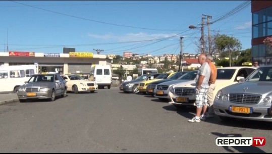 Taksistët në Lezhë pa vende parkimi, gjobiten nga policia: Konkurrenca e pandershme, makinat e palicencuara po na dëmtojnë
