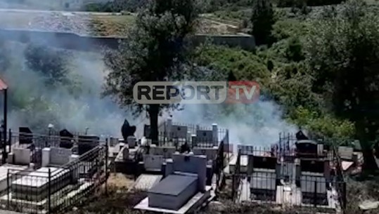 Zjarr në varrezat e fshati në Mamurras, rrezikohen disa banesa (VIDEO)