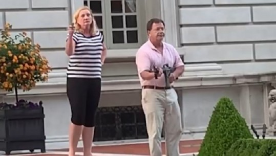 SHBA/ I protestuan përpara shtëpisë, kryebashkiakja bashkë me burrin nxjerrin armët (VIDEO)