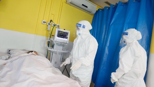 Rritet me 30% kapaciteti i terapisë intensive në spitalin e Shkodrës, stafi pajiset me shtretër e respiratorë