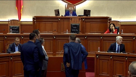 Ruçi s'i jep fjalën, Murrizi bllokon foltoren, ndërpritet seanca (Debati-VIDEO)