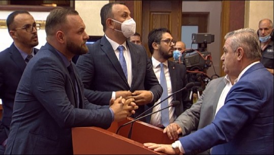 Opozita bllokon foltoren dhe braktis Kuvendin, Ruçi: Rrugë të mbarë, mos bëni të fortin me mua, nuk keni këllqe