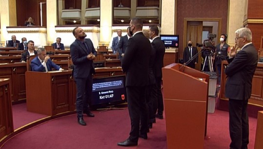 Ndërpritet sërish Kuvendi, opozita bllokon foltoren, Ruçi: Halit mos bëj të fortin me mua, s'ka këllqe asnjëri të më kundërshtojë mua (VIDEO)