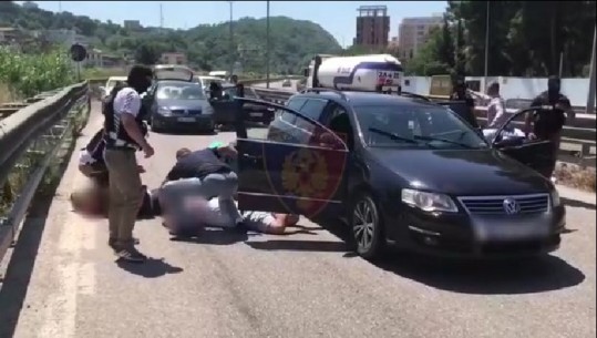(VIDEO) Agjentët shtrijnë në tokë 5 trafikantët në rrugën e Plazhit! Goditet grupi në Durrës, sekuestrohen kanabis e kokainë