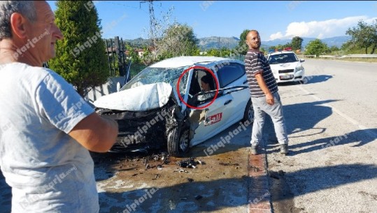 Aksident në rrugën Elbasan-Peqin, makina përplaset me bordurën dhe përfundon jashtë rrugës, shoferja mbetet brenda mjetit