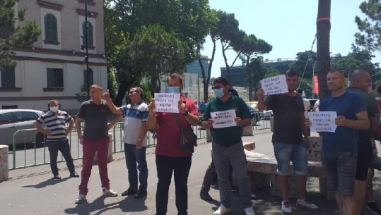 Punonjësit e transportit sërish në protestë para 'Financave' për pagën e dytë: Shoqatat na përdorin mish për top! I shpërndan policia