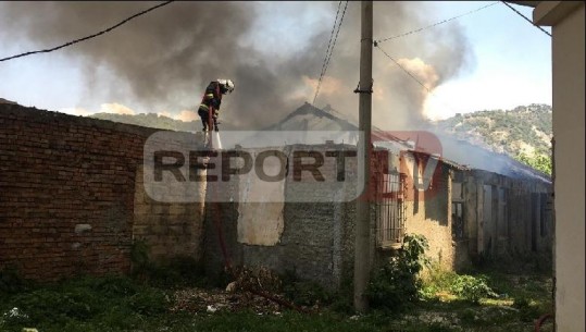 Zjarr në një magazinë të vjetër e të braktisur në Vlorë, nuk dihen shkaqet (VIDEO)