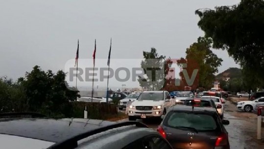 Shiu largon pushuesit nga plazhi, radhë kilometrike në rrugën Orikum-Radhimë (VIDEO)