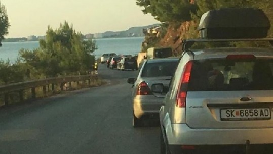 Fluks automjetesh në aksin Radhimë -Vlorë, pushuesit mbyllin fundjavën në jug të vendit