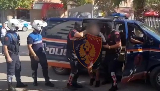 Durrës, pranga të riut që goditi me grushte 41-vjeçarin, dy të tjerë u arrestuan pasi shkaktuan aksidente