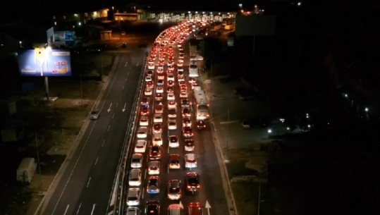 FOTO- LAJM/ Pushuesit kosovarë kthehen në shtëpi, me orë të tëra në trafik