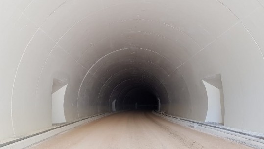 (FOTOT) Brenda tunelit të rrugës Qukës-Qafë Plloçë, ARRSH: Ka përfunduar puna në 3 tunele