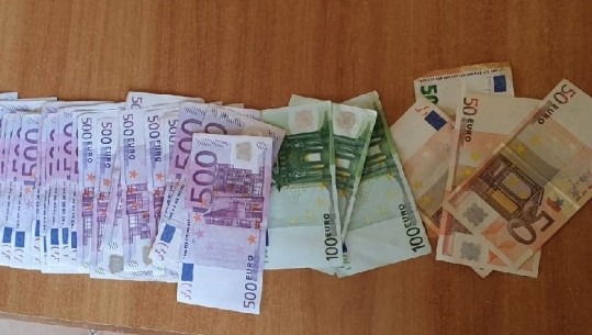 Do udhëtonte drejt Turqisë, gruaja kapet në Rinas me 18500 euro euro të padeklaruara