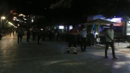 Policia në Berat aksion për mbylljen e bareve dhe restoranteve pas orës 23:00, tension me policinë