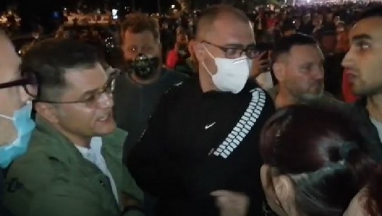 'Tradhtar, shite Kosovën', protestuesit në Beograd qëllojnë ish-ministrin e Brendshëm Vuk Jeremiç (VIDEO)