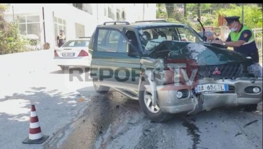 Mitsubishi në Vlorë del nga rruga dhe përplaset me pemën, plagosen shoferi dhe shoqëruesja e tij