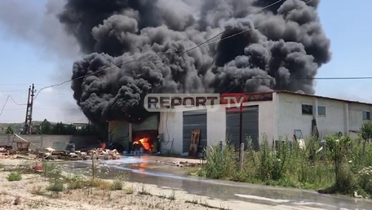 Zjarr në magazinën me bojëra në Fier, tymi i zi përhapet në gjithë zonën (VIDEO)