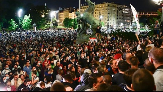 Serbi, ushtria refuzon urdhrin e Vuçiç, mijëra qytetarë protestojnë kundër masave anticovid 
