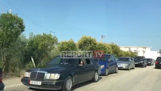 Qytetarët i drejtohen bregdetit, fluks automjetesh në autostradën Tiranë-Durrës dhe në aksin Maminas-Gjiri i Lalzit (VIDEO)