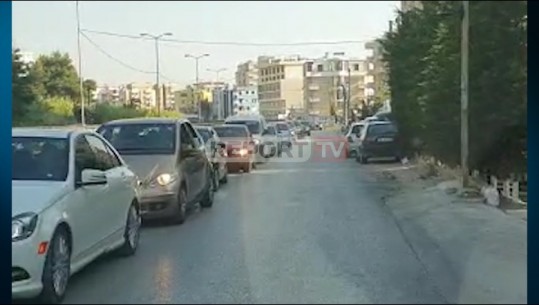 Pushuesit kthehen nga plazhi, fluks automjetesh te Shkëmbi i Kavajës