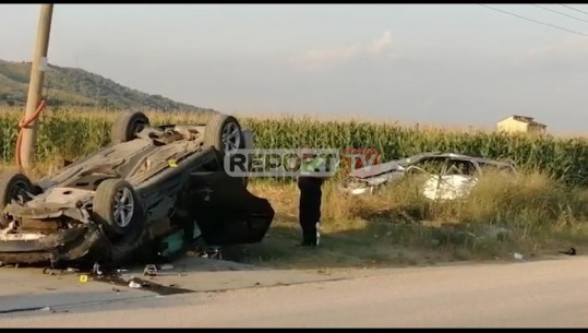 Përplasen dy makina në aksin Elbasan-Peqin, plagosen 2 persona, video nga 'BMW'-ja e përmbysur prej aksidentit