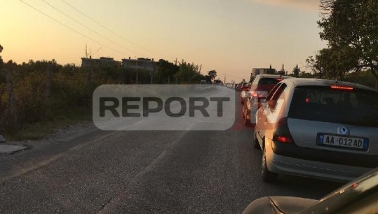 Radhë kilometrike automjetesh në aksin Orikum- Vlorë (VIDEO)