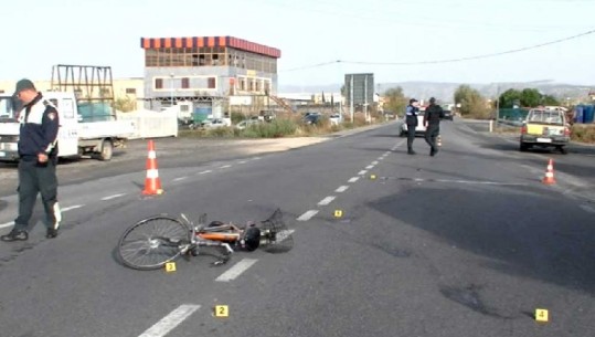 Aksident rrugor në autostradën Shkodër- Lezhë/ Makina përplas biçikletën, ndërron jetën një person 