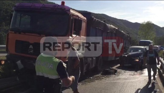 Kamioni përplas automjetin në aksin Elbasan-Peqin, dalin pamjet e makinës së shtypur në pjesën e përparme