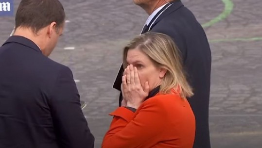 Harroi maskën në makinë, ministren franceze e zë paniku, ja videoja kur mbulon gojën e hundën me duar