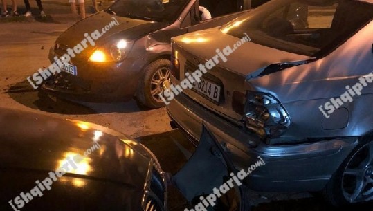 Manovra të gabuara dhe shpejtësi skëterrë, aksident mes 5 makinave në Elbasan (FOTO)