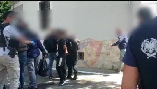 Ndihmuan emigrantët me 'Benz-at' e tyre për të kaluar kufirin dhe s'iu bindën policisë, arrestohen 2 persona në Korçë, në kërkim një tjetër (VIDEO)