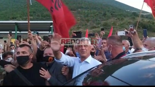 Qindra shqiptarë presin kthimin e Thaçit nga Haga me fishekzjarre, flamuj e valle në Morinë! Pamje nga festa në kufi 