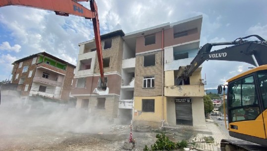 U dëmtuan nga tërmeti i nëntorit, IKMT nis prishjen e pallateve në Laç (VIDEO)