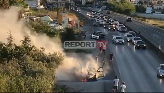 Pamjet kur makina merr flakë e rruga mbulohet nga tymi, aksident i trefishtë në autostradën Tiranë-Durrës (VIDEO)