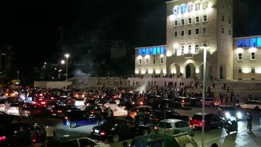 Ndezën kryeqytetin pas fitimit të titullit, Meta uron Tiranën: Ekip me tifozë të mrekullueshëm (VIDEO)