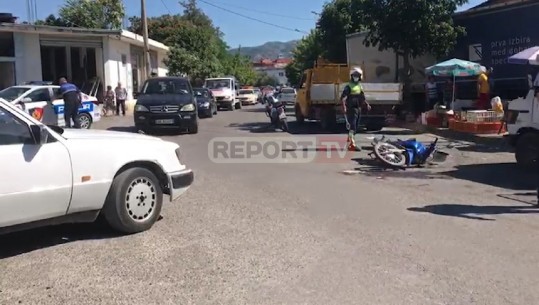 'Benz-i' përplas motorin te ura e Shkumbinit, dërgohet me urgjencë në spital 45-vjeçari (VIDEO)