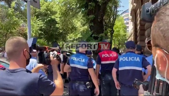 3 milionë lekë gjobë klubeve të natës/ Policia i bllokon protestën, artistët duan 'pagë lufte': Na mbyllën me VKM, pa pyetur
