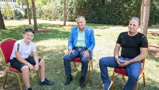 FOTOLAJM/Meta pret në Presidencë dy miq të veçantë, Alvin Berishën me të atin! 12-vjeçari reflekton shëndet e lumturi