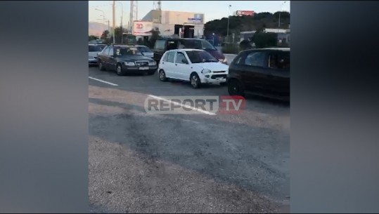 Defekti në sistem/ Pala greke rihap kufirin pas disa orësh! Radhë e gjatë makinash në Kapshticë dhe Kakavijë