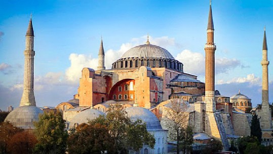 Stamboll/ Pas 86 vjetësh, lutjet muslimane të së premtes mbahet në kishën e Shën Sofisë (VIDEO)