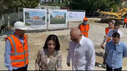 U shemb nga tërmeti, Rama inspekton punimet në Durrës: Shkolla e re do të jetë gati në 26 nëntor