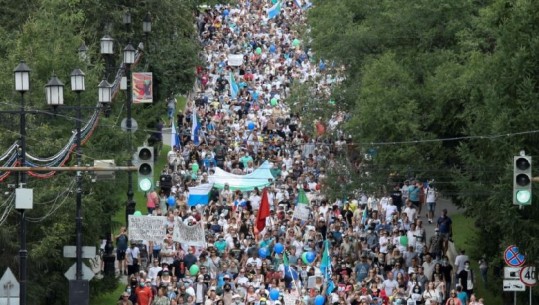 Shkarkoi guvernatorin, qytetarët e Rusisë zhvillojnë protesta masive, kërkojnë largimin e Vladimir Putin