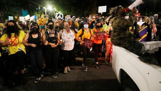 Rikthehen protestat në SHBA, plagosen 21 policë dhe vritet një demostrues