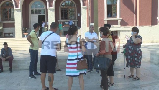 Bashkia e shpalli të banueshëm, banorët e një pallati në Durrës dalin në protestë: Po shembet, ekspertët thanë se duhet një analizë e detajuar