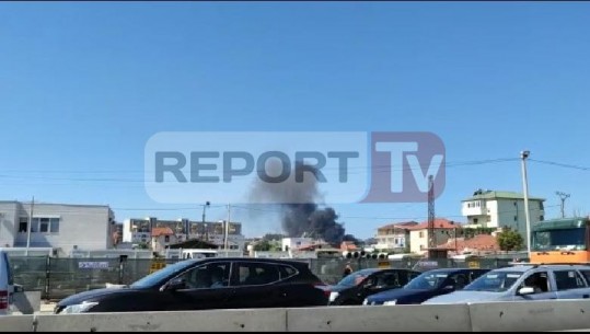 Merr flakë pika e grumbullimit të makinave, tymi mbulon zonën e Kasharit në Tiranë (VIDEO)
