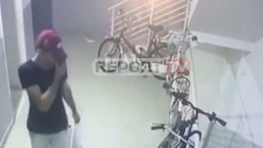 Kapen në Tiranë hajdutët e biçikletave, debati mes tyre dhe momenti kur i 'çmontojnë' (shikoni videon)