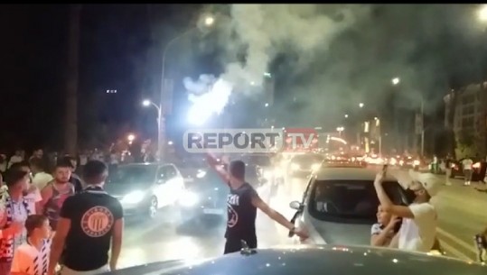 Tifozët e Tiranës festojnë në rrugët e kryeqytetit,  shpërndahen pas thirrjes së policisë