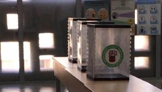 FOTOLAJM/ Zgjedhjet në universitete, një kuti votimi me logon e PS