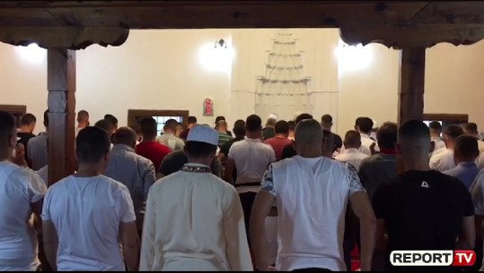 Besimtarët myslimanë falin Kurban Bajramin në Berat ngjitur me njëri- tjetrin duke mos respektuar asnjë distancë